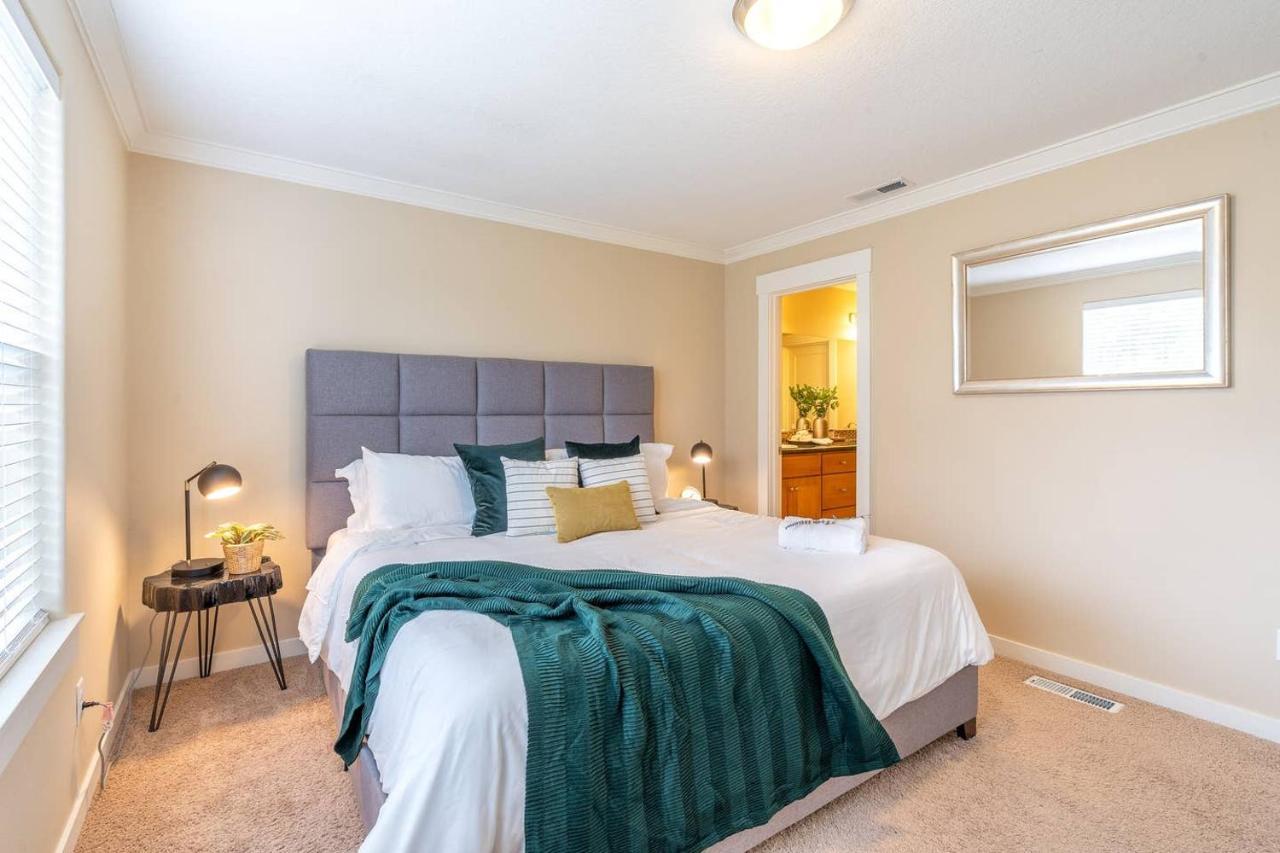 Modern Home, Four Bedrooms, King Beds Tigard Esterno foto